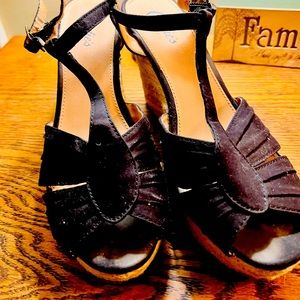 Summer, black wedges